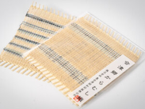 古来から高級織物の原材料として使われてきた苧(からむし)でできたコースターです。