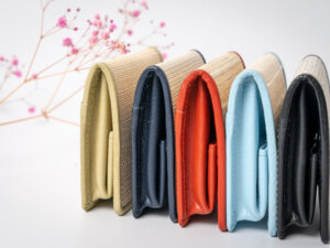 取り出し口が広くて使いやすい苧(からむし)と本革で出来た小銭入れ。