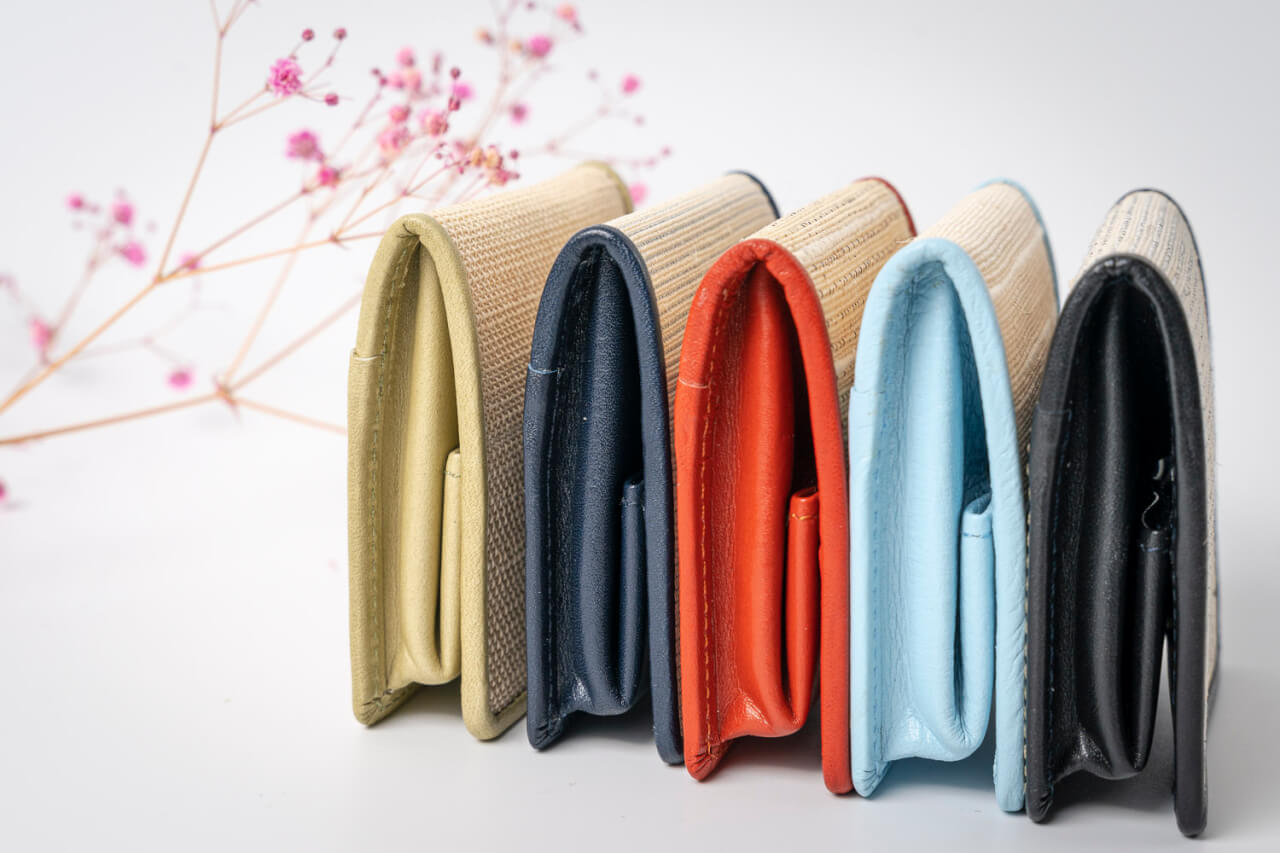 取り出し口が広くて使いやすい苧(からむし)と本革で出来た小銭入れ。