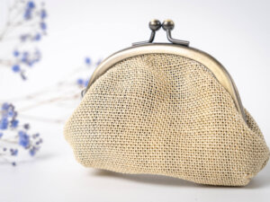 和装時の小物入れとしてはもちろん、ストラップやチェーン、紐を付ければオリジナルの肩掛けバッグになり、洋服時にもご使用いただけます。