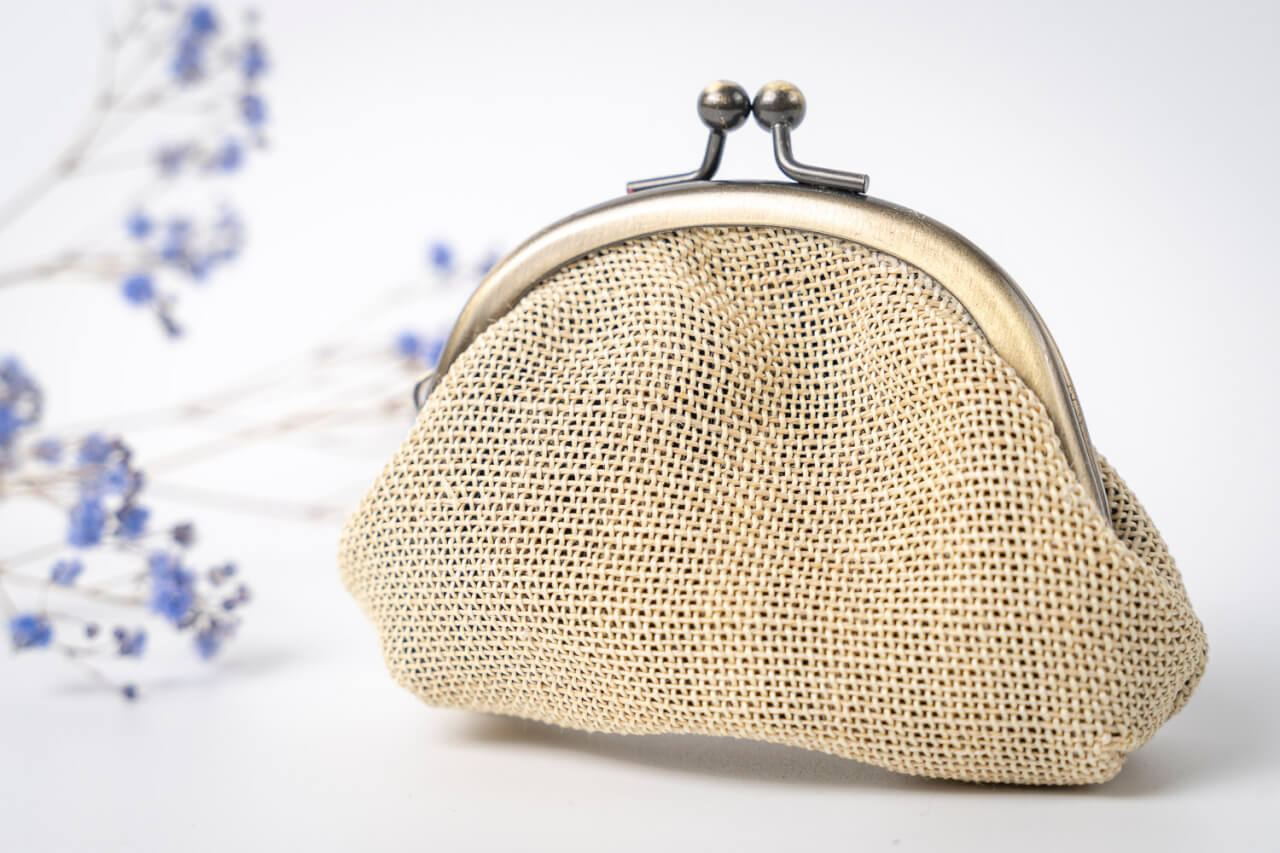 和装時の小物入れとしてはもちろん、ストラップやチェーン、紐を付ければオリジナルの肩掛けバッグになり、洋服時にもご使用いただけます。