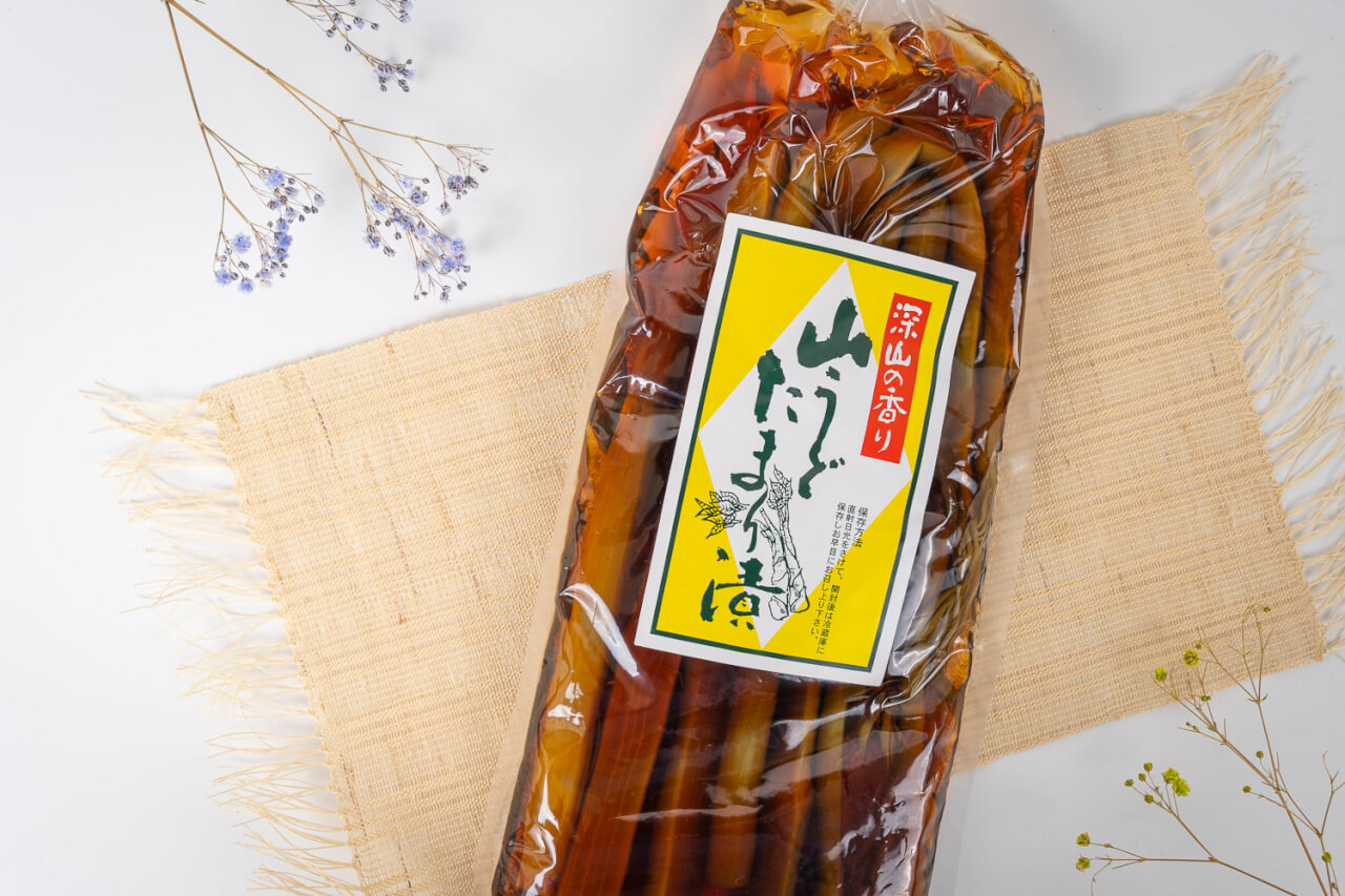 どくとくな香りが人気の山うどをしょうゆ漬けにしました。そのままお召し上がりいただけます。