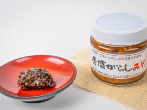 辛み成分の強い青唐辛子を味噌にしました。ごはんにのっけて、お酒のおつまみにも好評です。