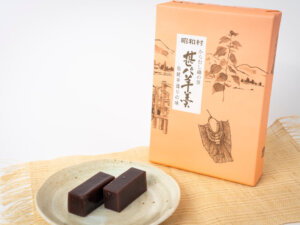 国産の小豆を丁寧に煮込み、砂糖と寒天、水飴のみを加えて仕上げる、昔ながらの無添加手づくり製法です。