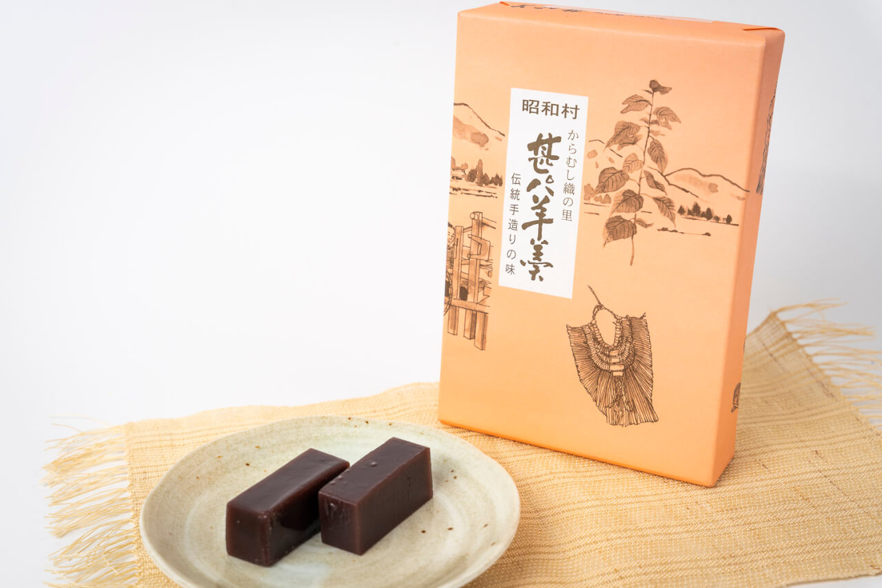 国産の小豆を丁寧に煮込み、砂糖と寒天、水飴のみを加えて仕上げる、昔ながらの無添加手づくり製法です。