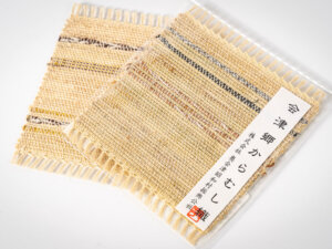 古来から高級織物の原材料として使われてきた苧(からむし)でできたコースターです。